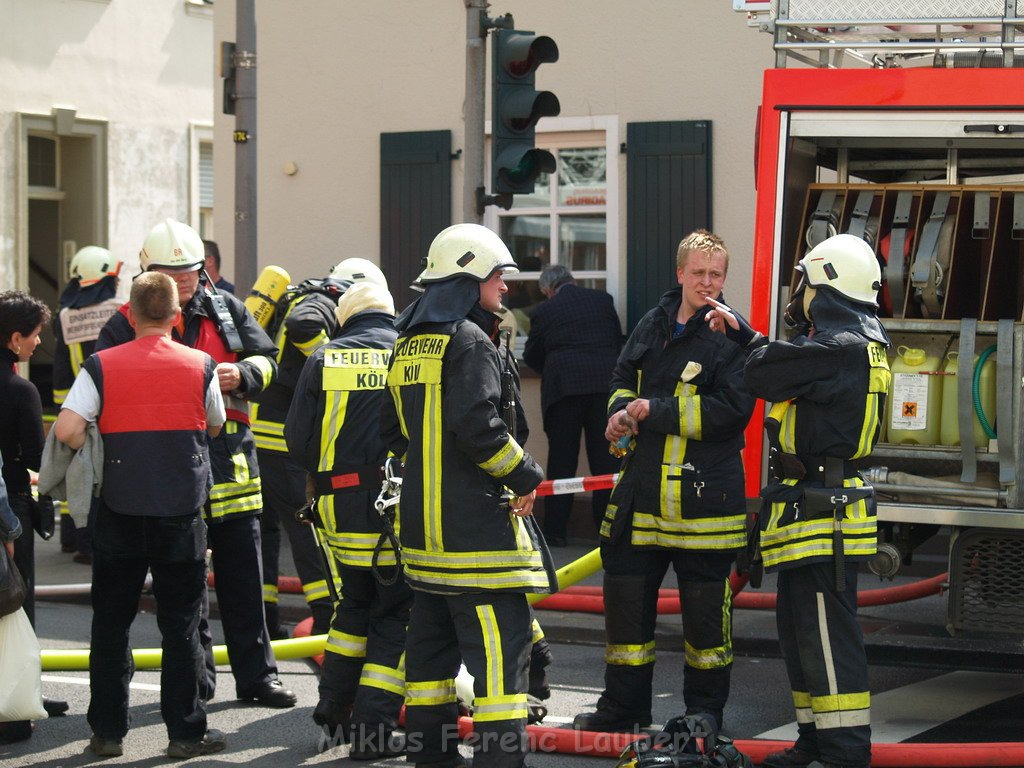 Kellerbrand mit Menschenrettung Koeln Brueck Hovenstr Olpenerstr P105.JPG